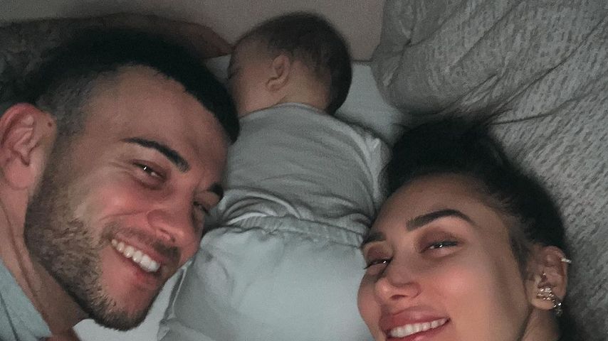 Serkan Yavuz und Samira Klampfl mit ihrer Tochter an Silvester 2022