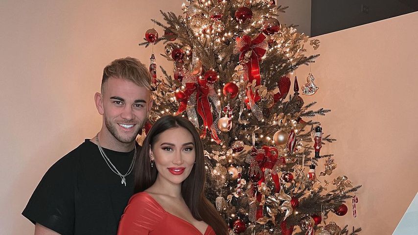Kugelrund: Schwangere Samira Klampfl posiert vorm Christbaum
