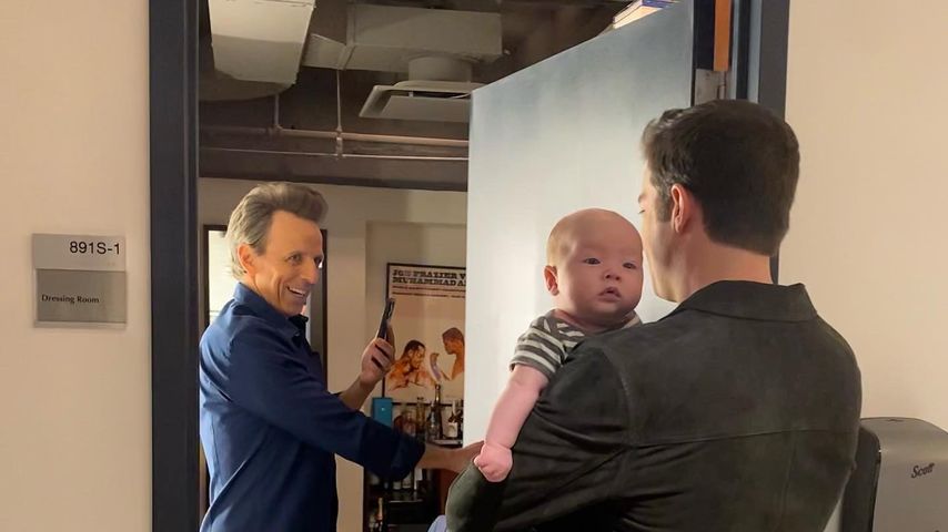 Seth Meyers und John Mulaney mit Sohn Malcolm am Set von "Saturday Night Live"