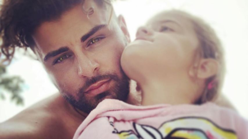 Severino Seeger mit Tochter Mia im Schwimmbad