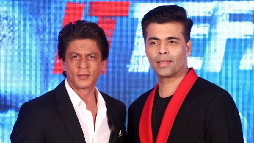 Shah Rukh Khan und Karan Johar bei einem Promotion-Event zum Thriller "Ittefaq" in Mumbai, 30. Oktober 2017