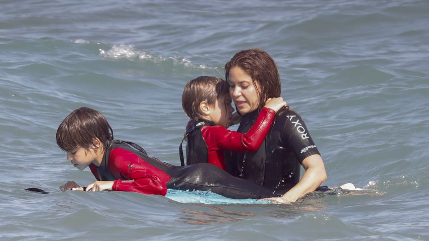 Sportliche Badenixe: Shakira wirft sich mit Kids ins Meer