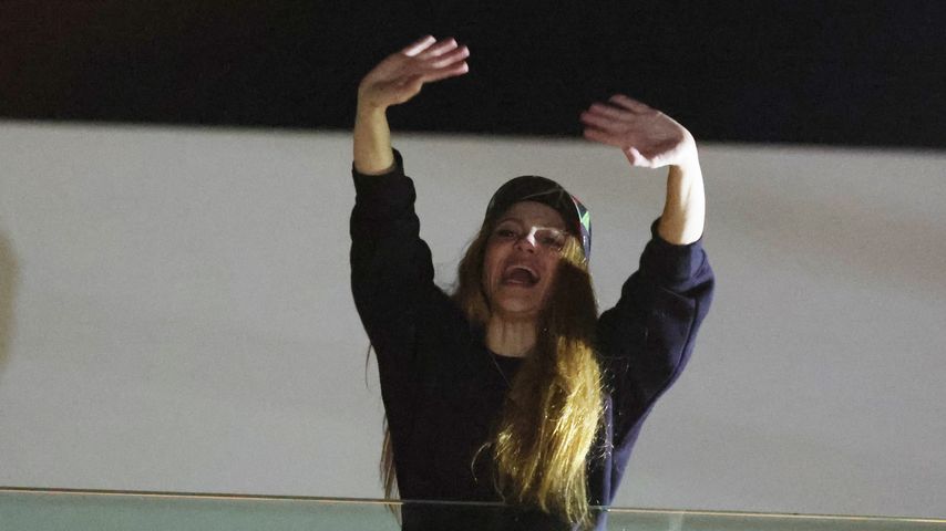 Shakira winkt ihren Fans zu