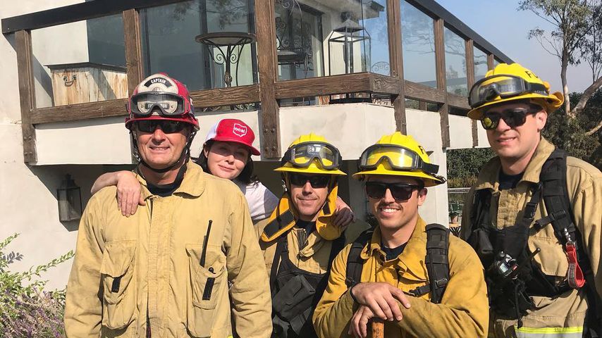 Shannen Doherty mit Feuerwehrmännern vor ihrem Haus, November 2018