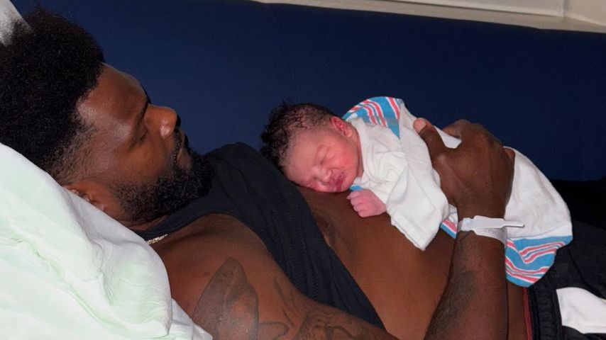 Shaquil Barrett mit seiner neu geborenen Tochter Amaiah, Juni 2025