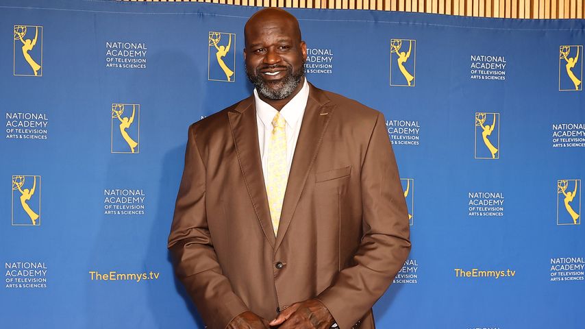 NBA-Star Shaquille O'Neal wird von Kids aus dem Pool gezogen