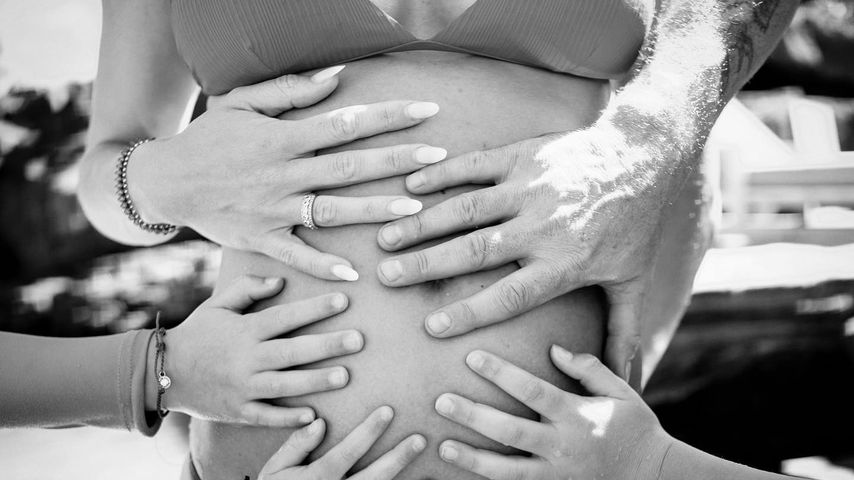 Sharna Burgess' Babybauch im Februar 2022