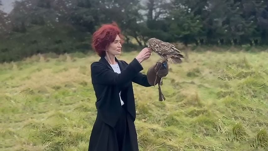 Nach Ozzys Tod: Sharon Osbourne findet Freude an Falknerei
