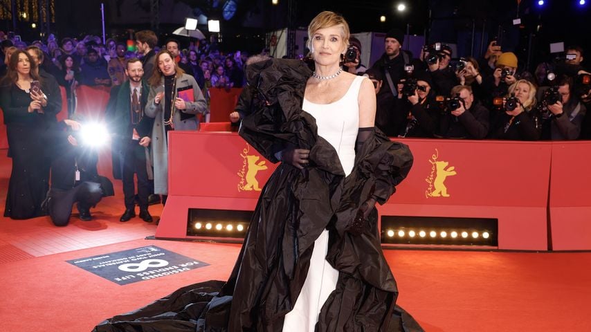 Eingepackt: Sharon Stone flasht mit XXL-Cape auf Berlinale