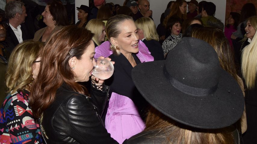 Sharon Stone im Gespräch mit Gästen bei ihrer Kunstausstellung