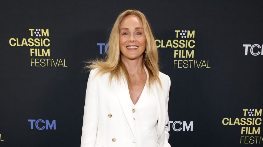 Extensions: Sharon Stone überrascht mit langen Haaren
