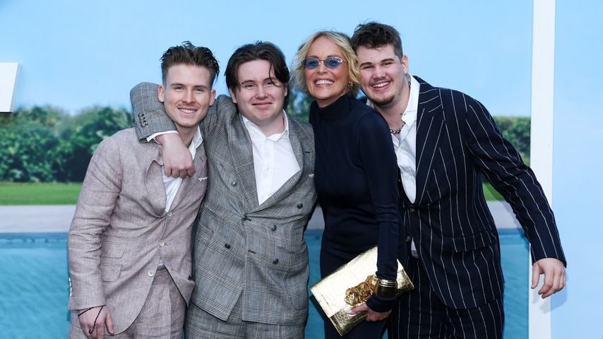 Sharon Stone mit ihren Söhnen Roan Stone, Quinn Stone und Laird Stone, Premiere von "Nobody 2" im TCL Chinese Theatre in Hollywood
