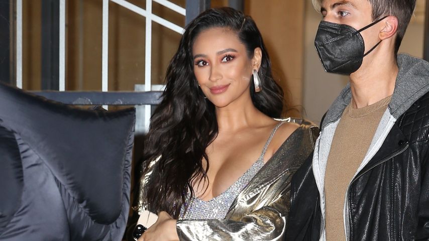 Glitzernde Babykugel: Shay Mitchell im knappen Mama-Look!