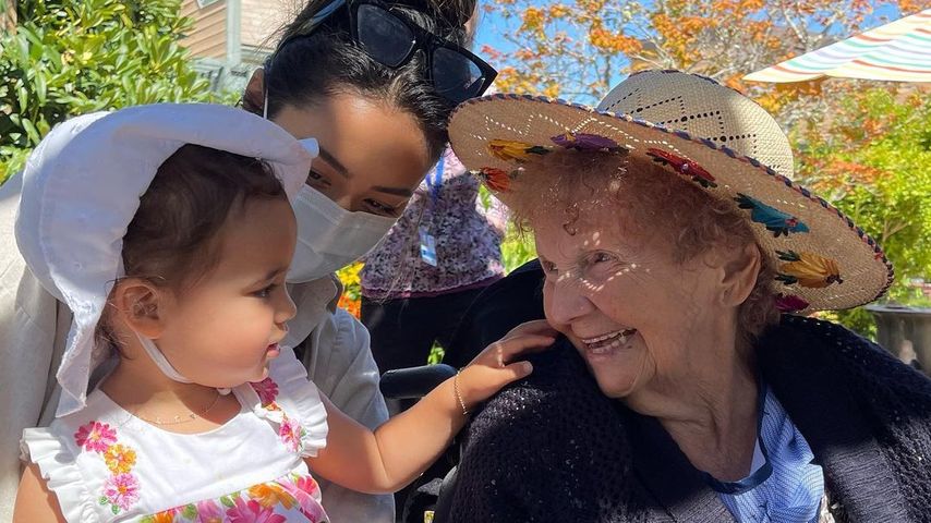 Shay Mitchell mit ihrer Tochter Atlas und ihrer Oma
