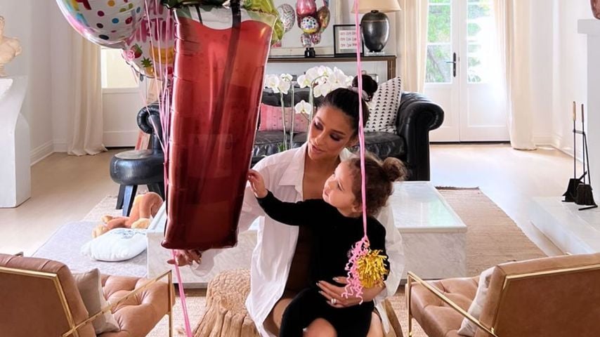 Shay Mitchell mit ihrer Tochter Atlas
