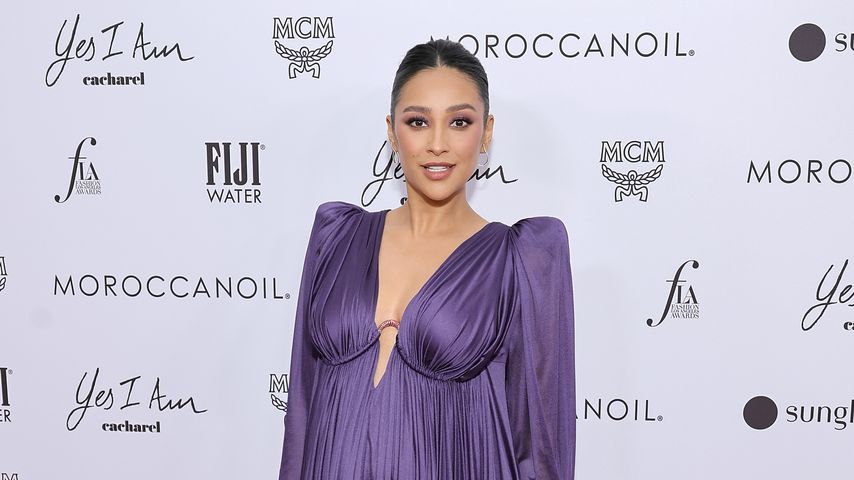 So geschickt kaschiert Shay Mitchell ihren runden Babybauch