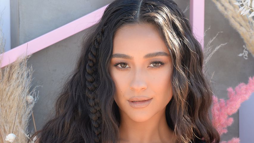 Wegen Harndrang: Schwangere Shay Mitchell mit Windeln am Set