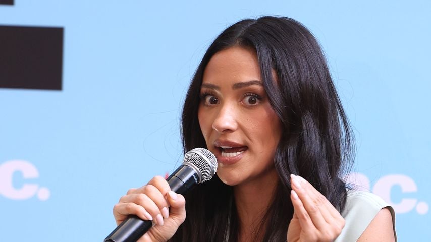 Shay Mitchell spricht beim Inc. Founders House über Béis in Austin, Texas