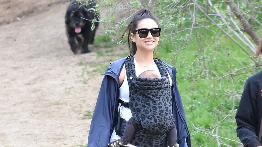 Fittes Duo: Neu-Mama Shay Mitchell und Baby Atlas wandern!