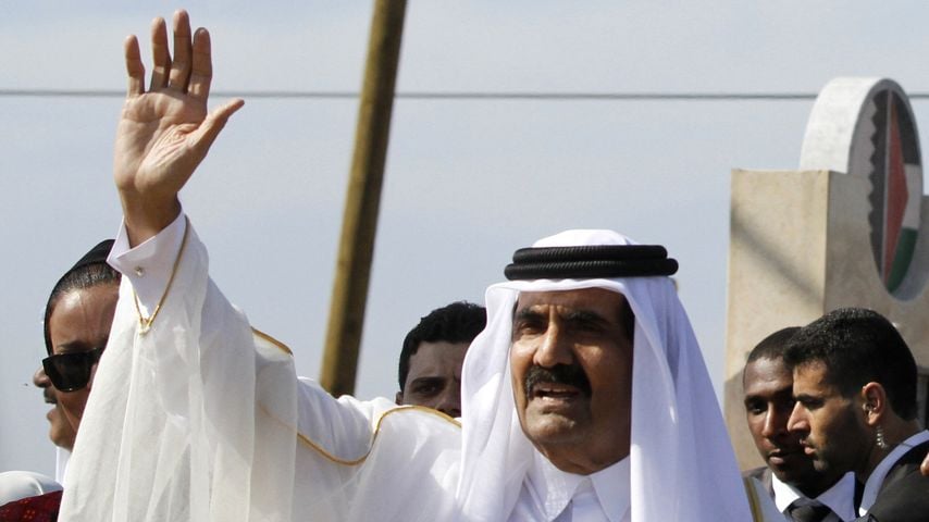 Sheikh Hamad bin Khalifa al-Thani grüßt Teilnehmer bei der Grundsteinlegung eines von Katar finanzierten Rehazentrums in Gaza, 23.10.2012