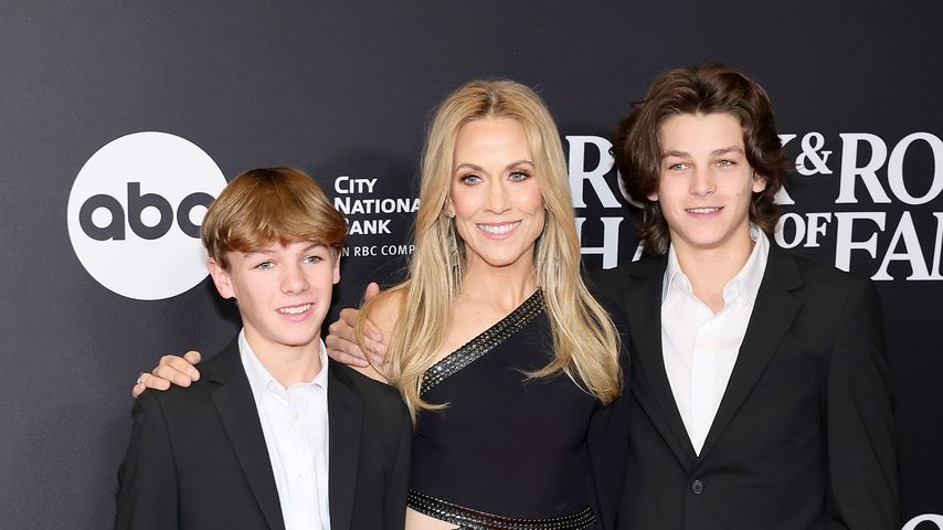 Sheryl Crow mit ihren Söhnen Levi und Wyatt bei der Rock & Roll Hall of Fame Einführungsfeier 2023