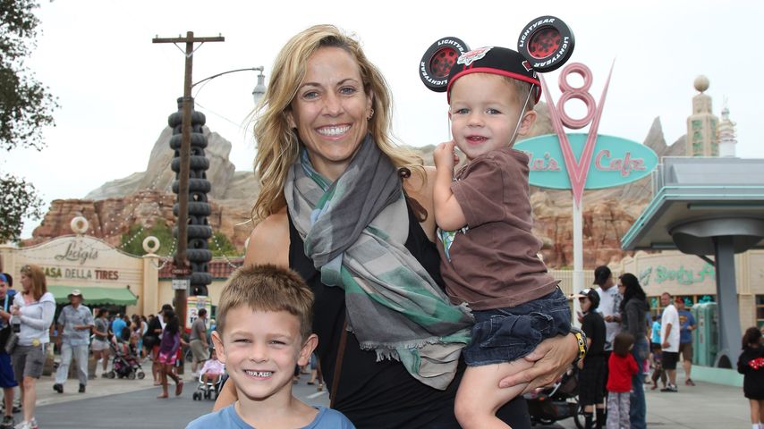 Sheryl Crow mit ihren Kindern Levi und Wyatt im Disneyland Kalifornien