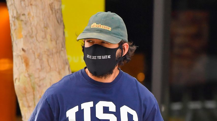 Nach Anschuldigungen: Shia LaBeouf trägt Maske mit Botschaft