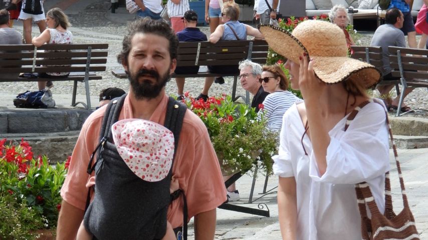 Shia LaBeouf und Mia Goth mit ihrem Kind, 2022