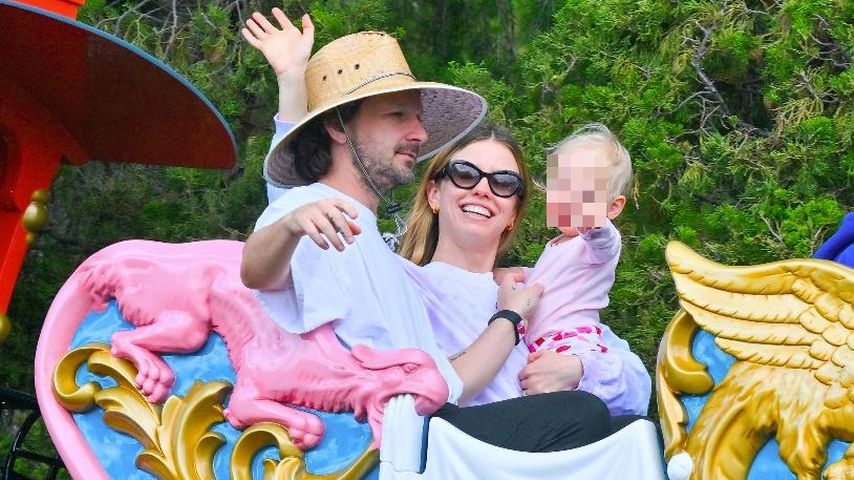 Shia LaBeouf und Mia Goth mit ihrer Tochter Isabel im Disneyland im März 2023