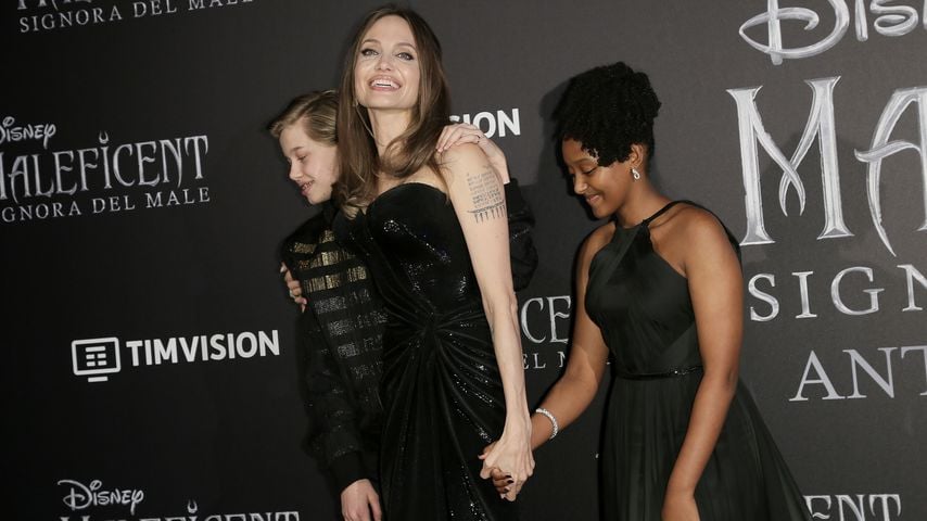 Unangemessen? Angelina Jolie kauft Kindern Spielzeugwaffe!