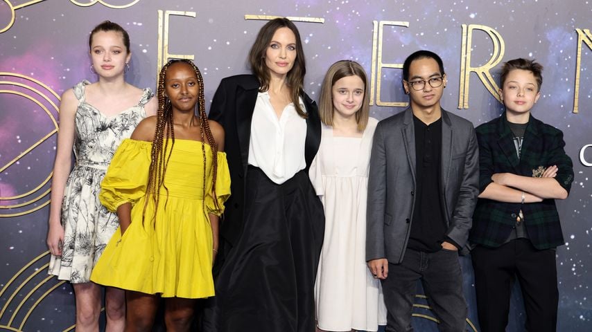 Angelina Jolie mit fünf von ihren sechs Kindern im Oktober 2021