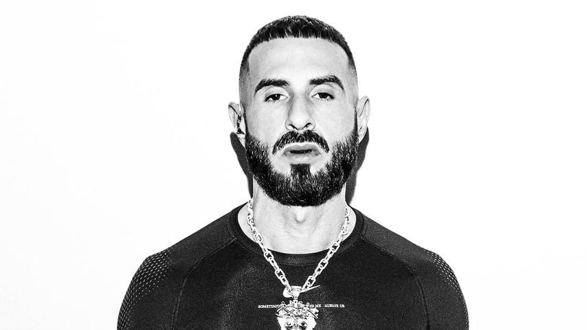 Rapper Shindy präsentiert stolz seinen trainierten Körper