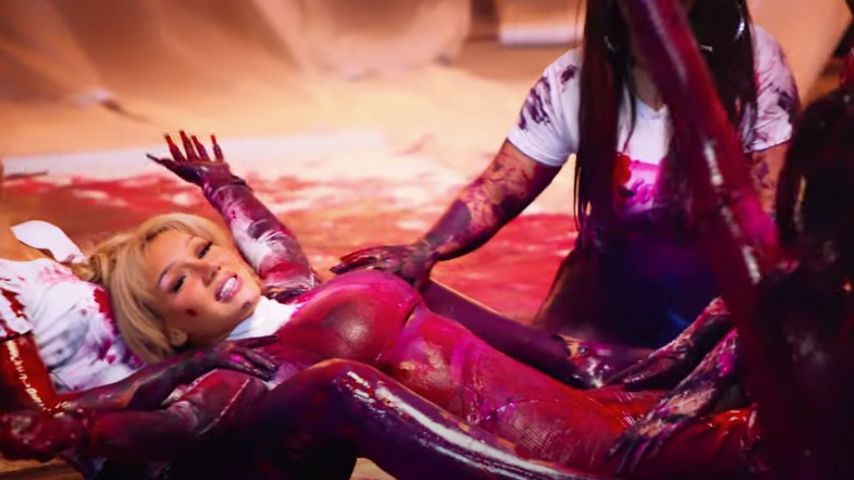 Shirin David im Musikvideo zu "Ich darf das"