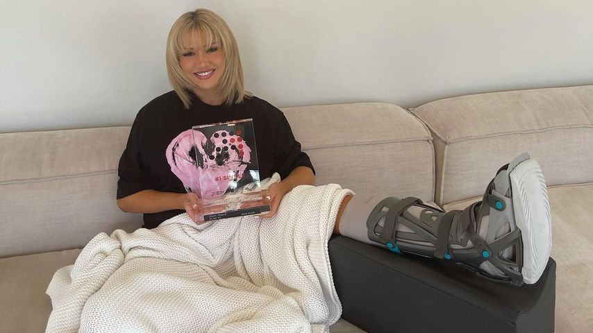 Shirin David mit gebrochenem Knöchel