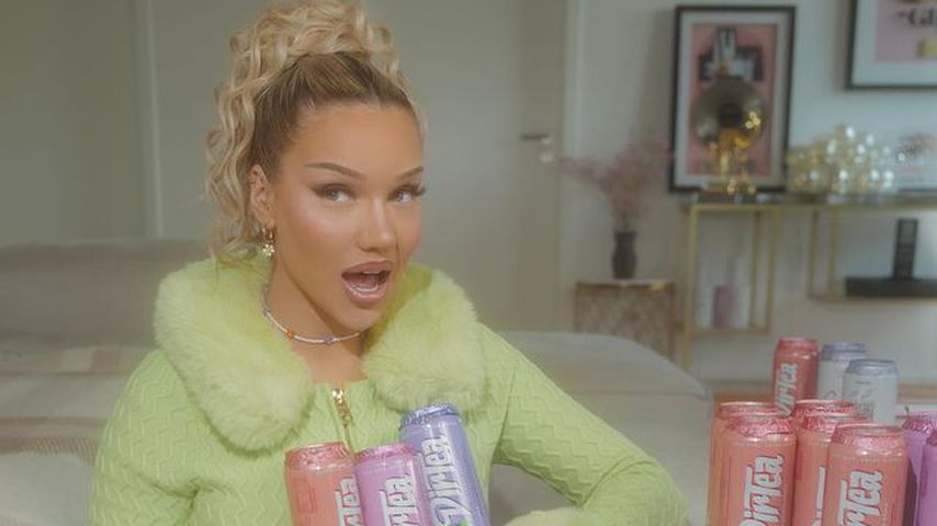 Shirin David mit ihrem Eistee