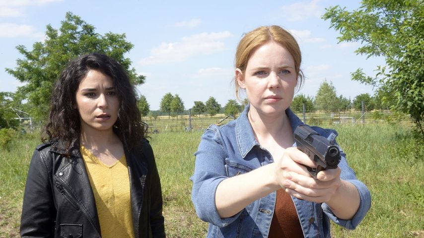 Shirin (Gamze Senol) und Toni (Olivia Marei) bei "Gute Zeiten, schlechte Zeiten"