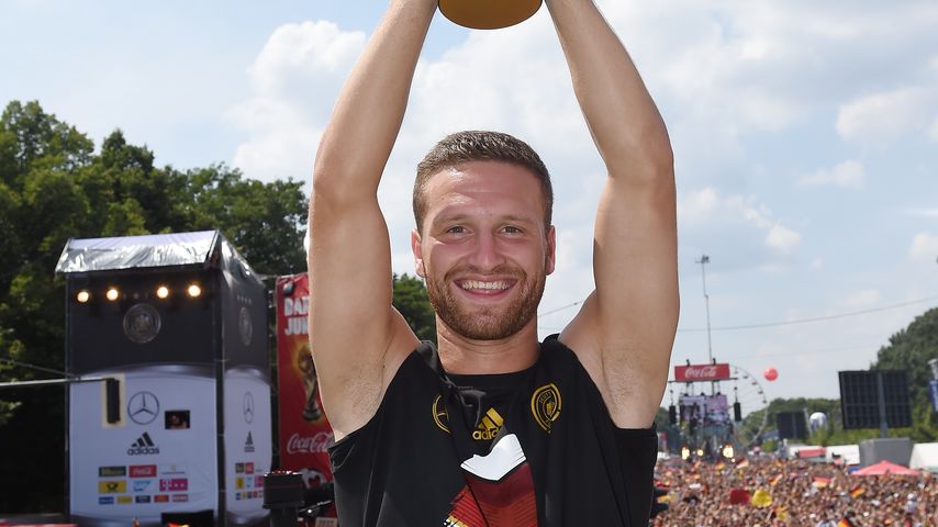 Shkodran Mustafi mit dem WM-Pokal