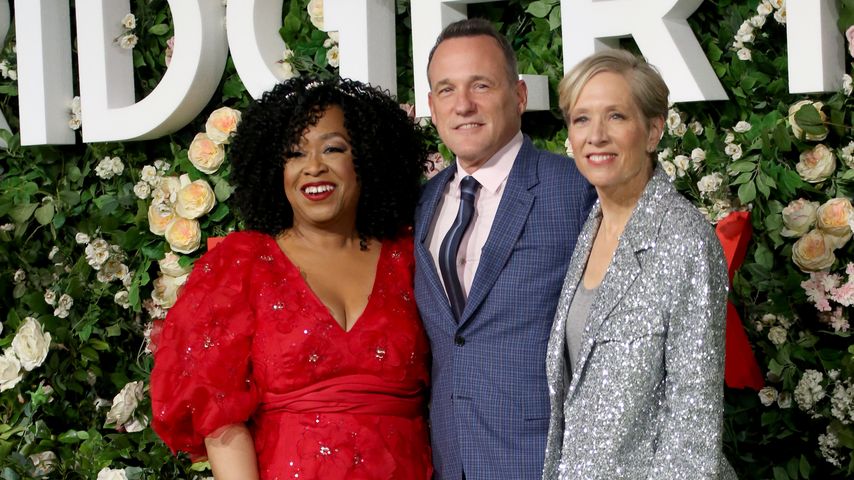 Shonda Rhimes, Tom Verica und Betsy Beers bei der "Bridgerton"-Weltpremiere im März 2022