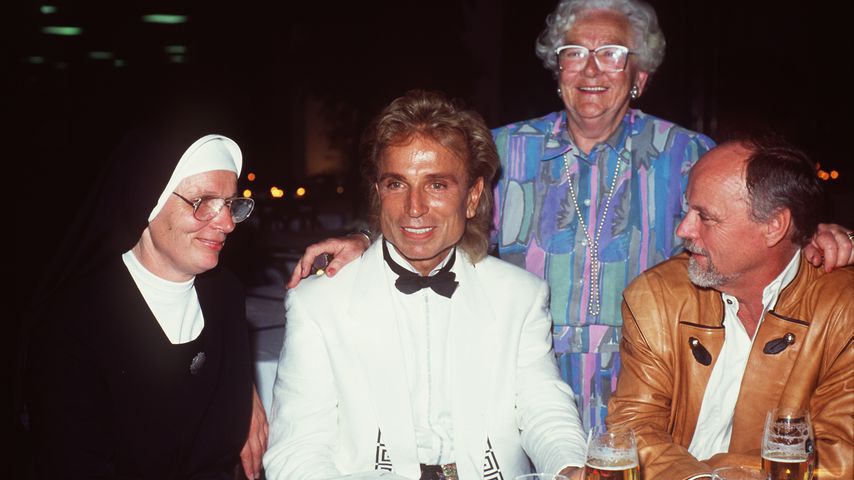 Siegfried Fischbacher mit seiner Schwester Dolore, seiner Tante Barbara und seinem Bruder Marinus