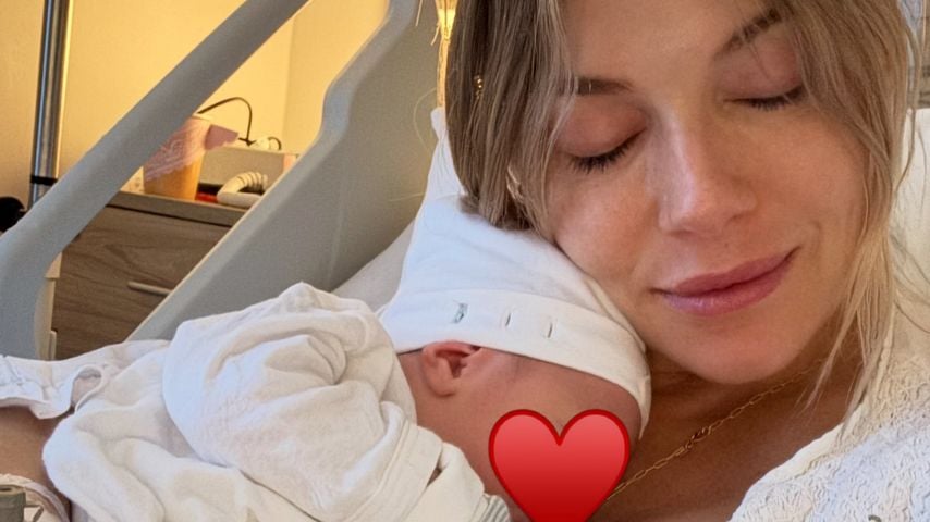 Schauspielerin Sienna Miller postet ein Bild von sich und ihrem dritten Baby, Juli 2026.