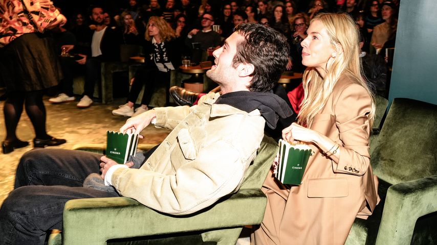 Sienna Miller und Oli Green lächeln auf Date, New York, November 2024