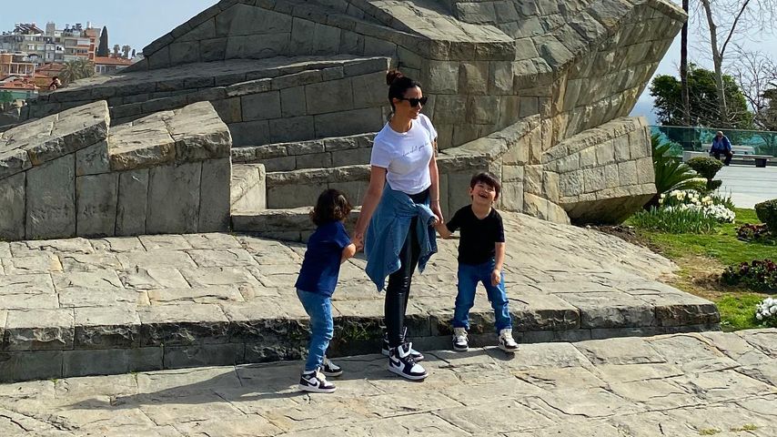 Sila Sahin-Radlinger mit ihren Kinder Elija und Noah, April 2022