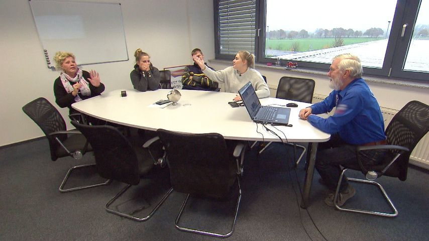Silvia, Sarafina, Peter und Estefania Wollny in der Fahrschule