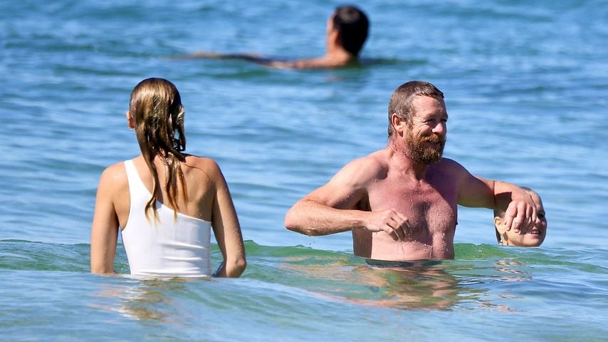 Simon Baker und Laura May Gibbs im November 2022 in Sydney