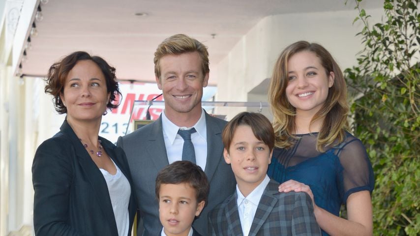 Simon Baker und Rebecca Rigg mit ihren Kindern