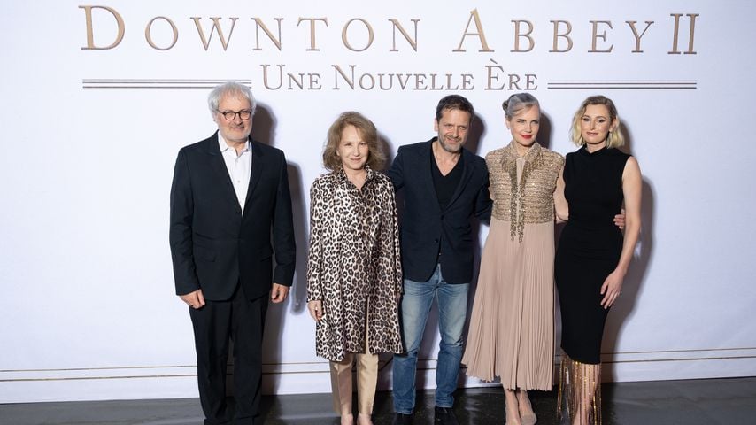 Simon Curtis, Nathalie Baye, Jonathan Zaccai, Elizabeth McGovern und Laura Carmichael bei der Premiere von "Downton Abbey: Eine neue Ära" in Paris