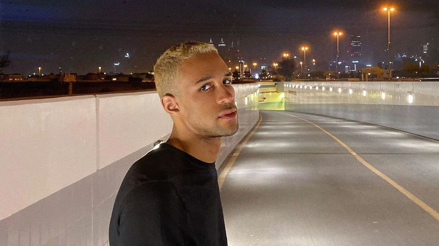 Knallrote Haare! Simon Desue wird jetzt von Enisa geprankt