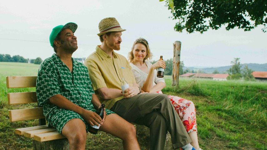 Simon Pearce, Sebastian Winkler und Teresa Rizos in "Bappas"