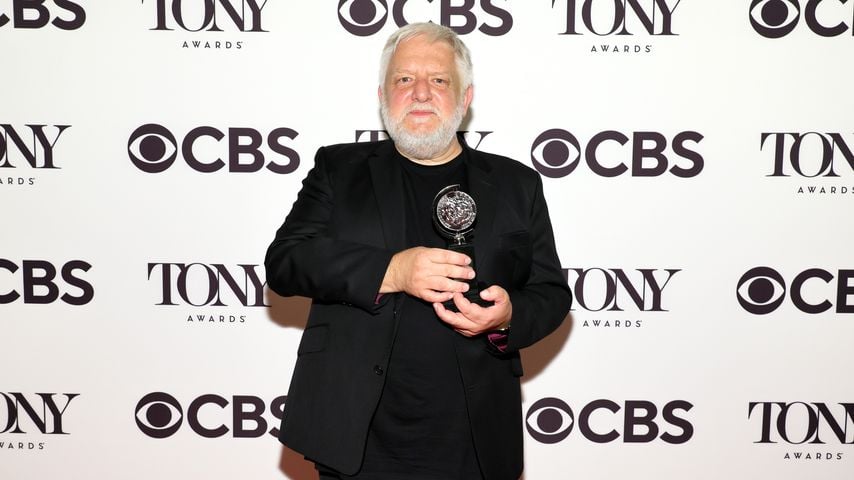 Simon Russell Beale mit seinem Tony Award für "The Lehman Trilogy" im Pressebereich der 75. Tony Awards in New York, 12. Juni 2022