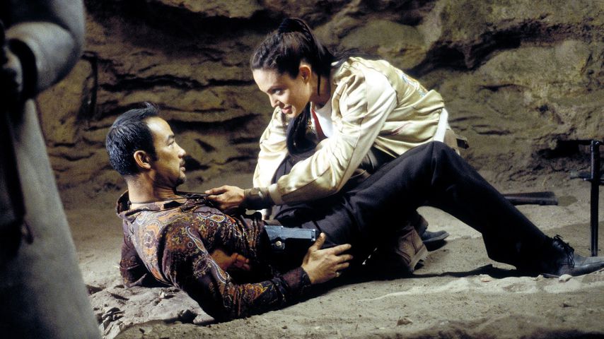 Simon Yam und Angelina Jolie in "Lara Croft: Tomb Raider – Die Wiege des Lebens" (2003)